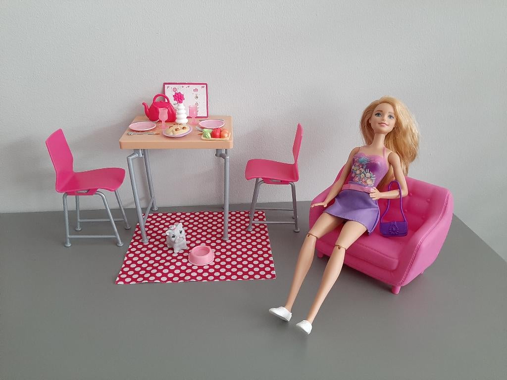 barbie speelset eetkamer meubels en met hondje, Ophalen of Verzenden, Zo goed als nieuw, Barbie