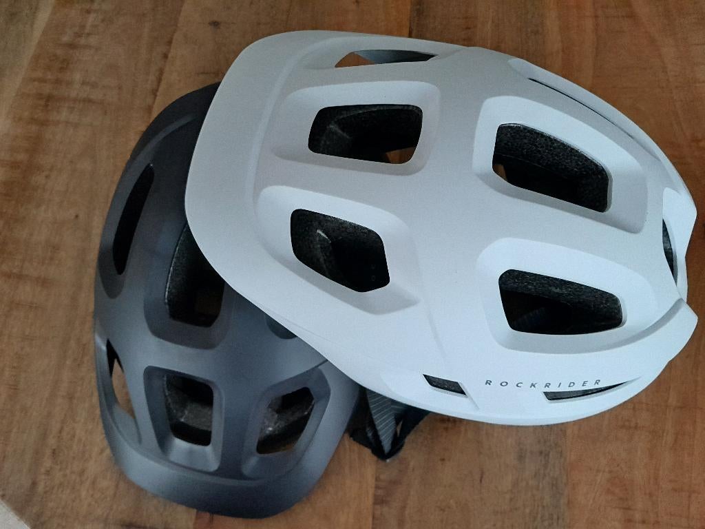 2 nieuwe fietshelmen, Ophalen, Zo goed als nieuw, Decathlon, L