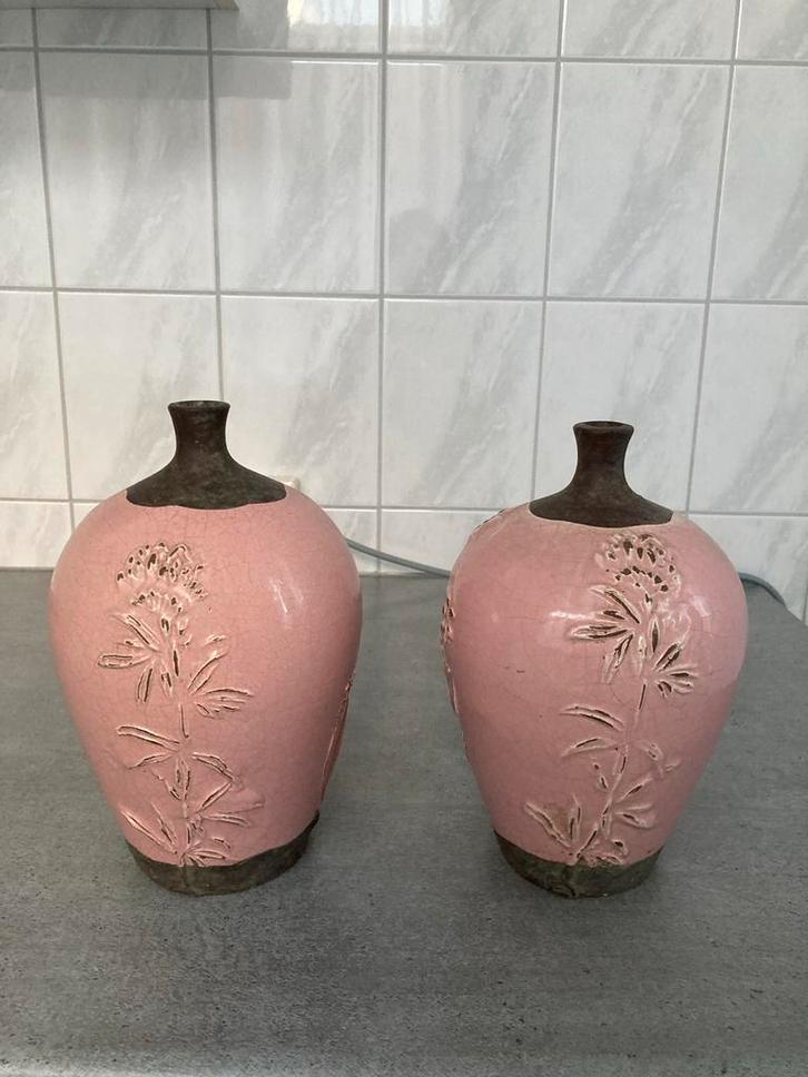 Twee oud roze vazen met bloemmotief, Antiek en Kunst, Antiek | Vazen, Ophalen of Verzenden