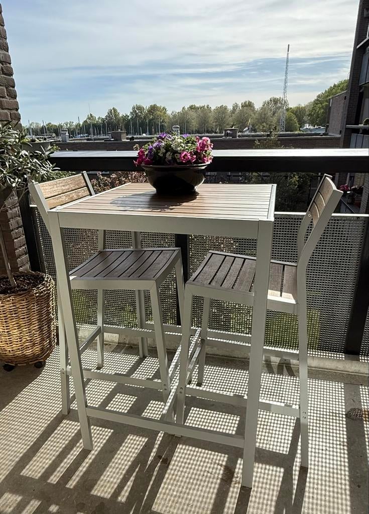 Ikea tuintafel met 2 barkrukken klaar voor gebruik., Ophalen, Gebruikt, Vierkant, Hout