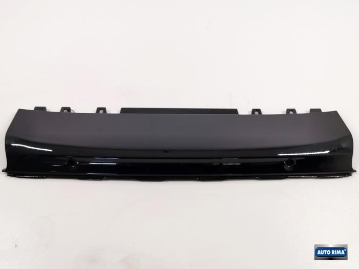 Diffuser achterbumper van een Volvo V60 (019)