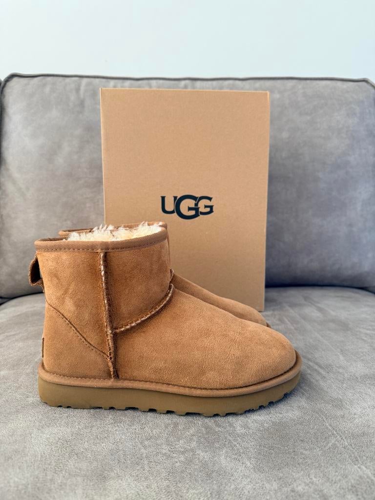 UGG Classic Mini ll Laarzen - Chestnut, Kleding | Dames, Schoenen, Bruin, Lage of Enkellaarzen, Ophalen of Verzenden, Zo goed als nieuw
