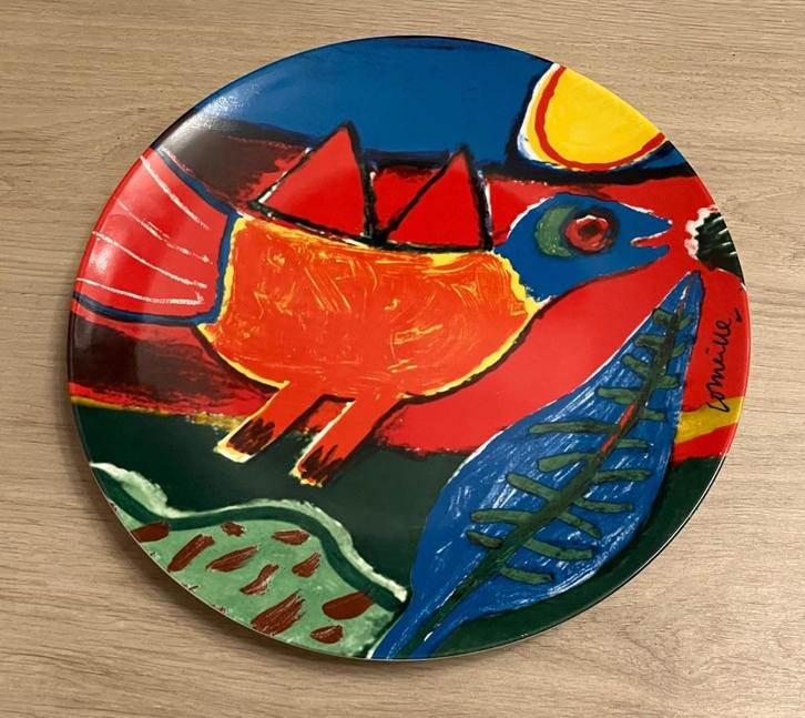 Porseleinen serveerschaal van CoBrA-kunstenaar Corneille., Huis en Inrichting, Keuken | Servies, Zo goed als nieuw, Schaal of Schalen