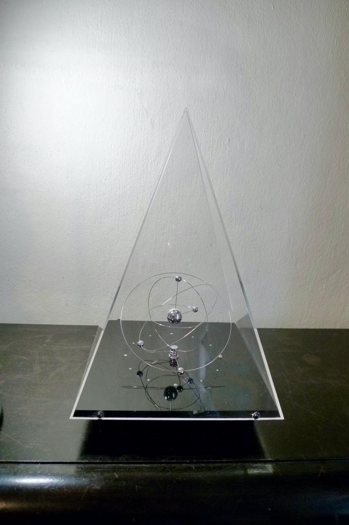 piramidevormige planetaire planetarium klok, Antiek en Kunst, Curiosa en Brocante, Ophalen of Verzenden