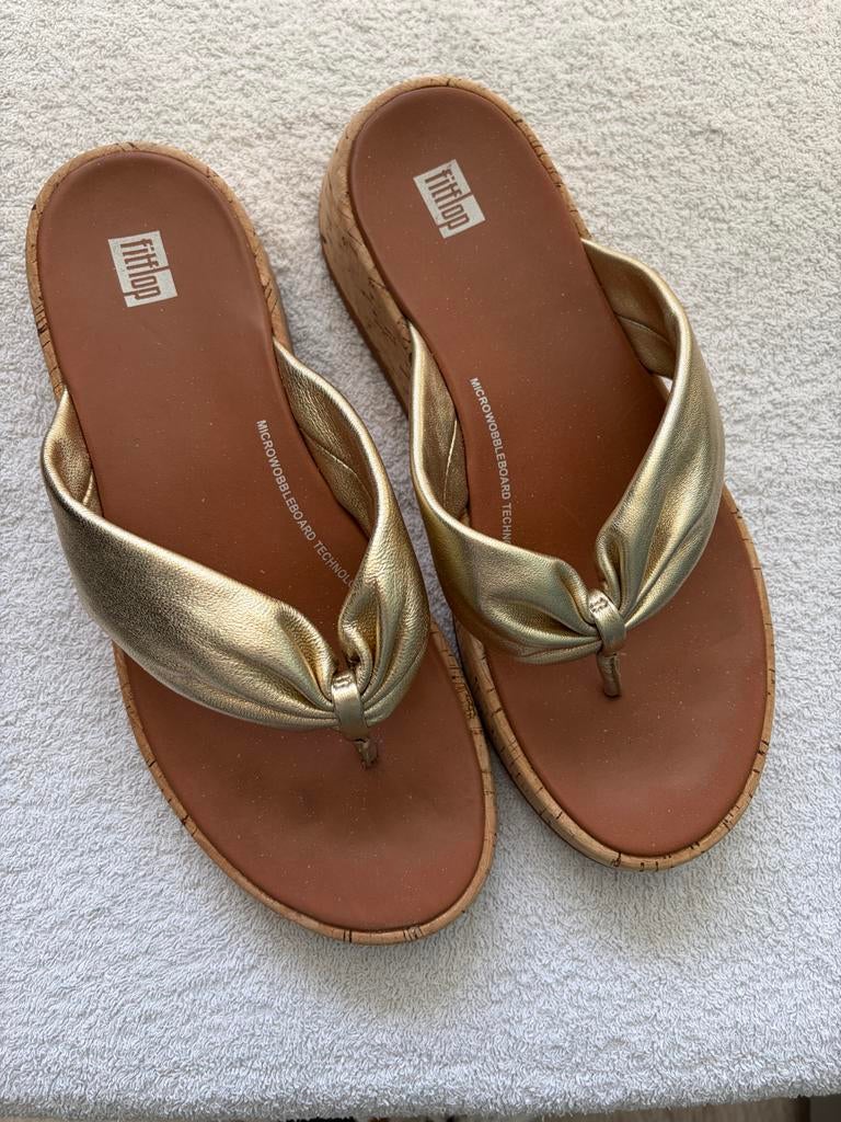 Bijna nieuwe FitFlop gouden slippers met kurkzool. Maat 41., Overige kleuren, Ophalen of Verzenden, Zo goed als nieuw, Fitflop