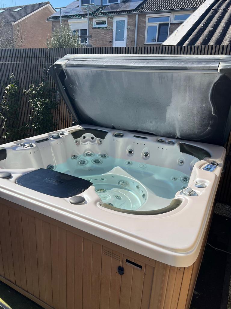Reflection Jacuzzi - Luxe Spa voor Thuis, Ophalen, Gebruikt, Afdekzeil, Vast