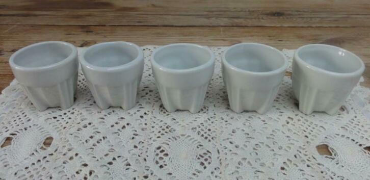 5 Vintage Franse wit porseleinen eierdopjes, Antiek en Kunst, Curiosa en Brocante, Ophalen of Verzenden