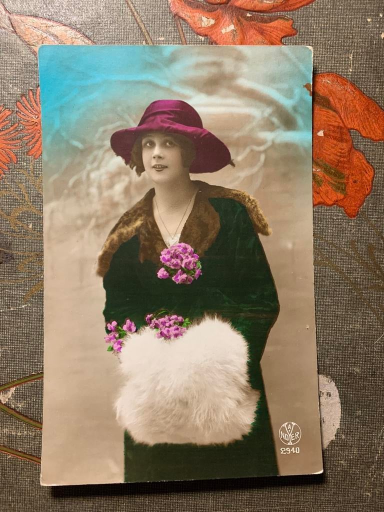 Dame met paarse hoed (SL), Ophalen of Verzenden, 1920 tot 1940, Gelopen, Overige thema's