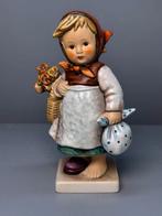 Goebel Beeldje – Meisje met Mand en Bundeltje – ca. 14 cm, Verzamelen, Beelden en Beeldjes, Ophalen, Gebruikt, Mens