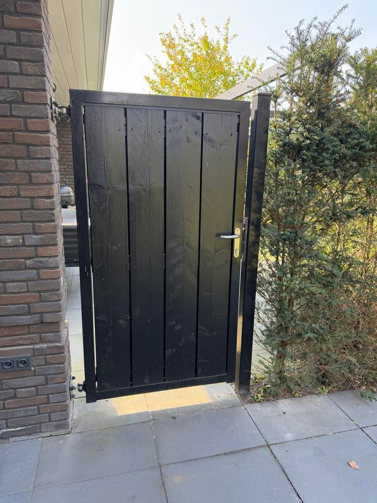 Poort met stalen frame en houten planken, Ophalen, Met poort, Gebruikt, Tuinhek