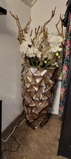 Schelpenpot met kunstbloemen, Ophalen