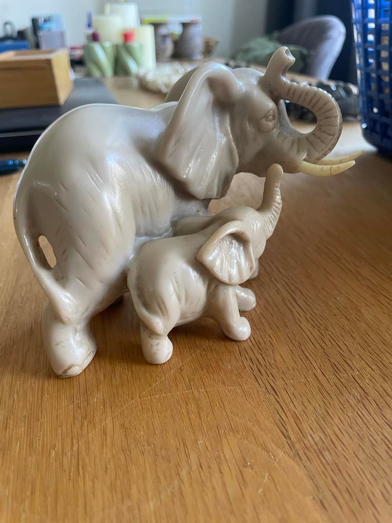 Porseleinen Olifantenbeeldje - Moeder en Kalf, Ophalen of Verzenden, Gebruikt, Dier