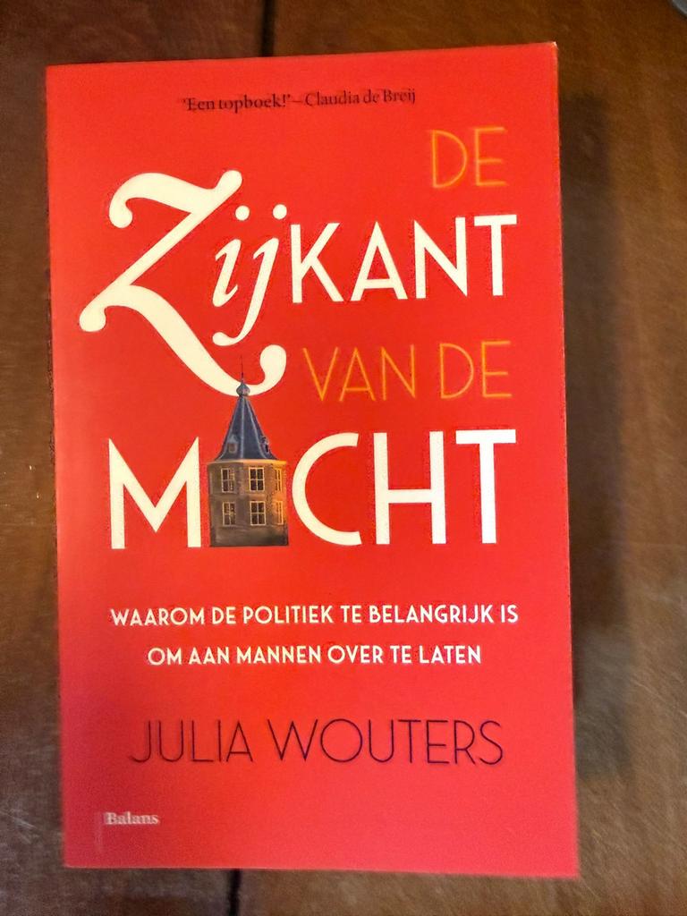 Boek: Zijkant van de macht - Julia Wouters, Boeken, Ophalen of Verzenden, Gelezen, Politiek en Staatkunde, Nederland