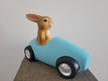 Paashaas in een automobiel leuk voor de Pasen beschikbaar voor biedingen