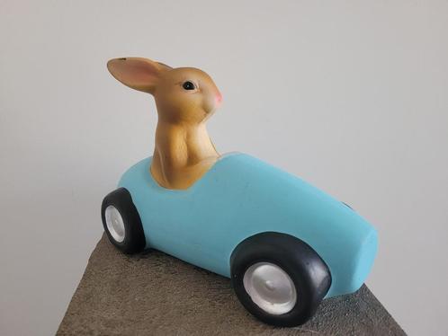 Paashaas in een automobiel leuk voor de Pasen, Huis en Inrichting, Woonaccessoires | Wanddecoraties, Zo goed als nieuw, Ophalen of Verzenden