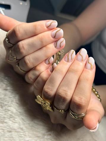 Nagelstyliste deventer beschikbaar voor biedingen