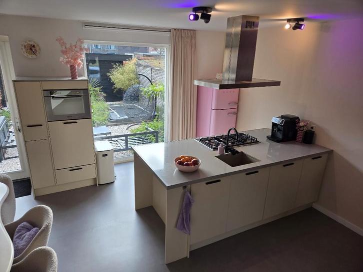 Keuken, Huis en Inrichting, Keuken | Complete keukens, Gebruikt, Overige typen, Crème, Composiet, Met kookeiland, Ophalen