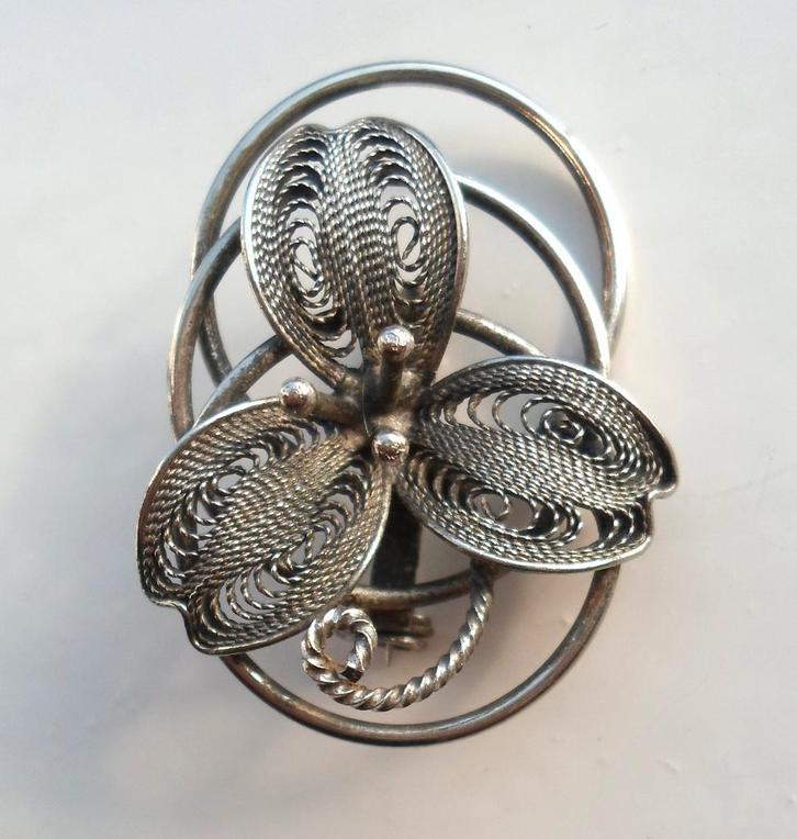 Oude broche filigrain in de vorm van een bloem.Zilverkleurig, Sieraden, Tassen en Uiterlijk, Broches, Zo goed als nieuw, Overige materialen