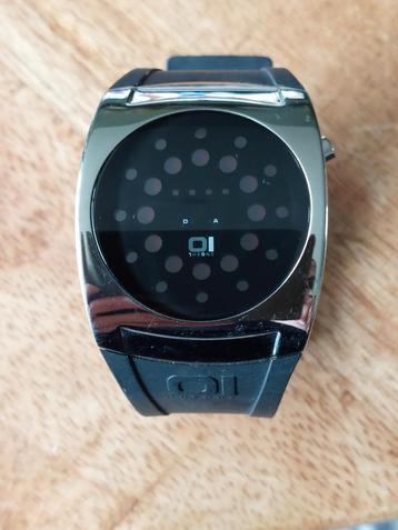 O1 The One Binair Horloge. beschikbaar voor biedingen