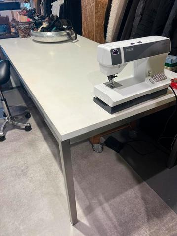 Gratis tafel! beschikbaar voor biedingen