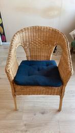 Rieten stoel incl. blauw kussen - Agen Ikea, Huis en Inrichting, Stoelen, Ophalen, Gebruikt, Bruin, Riet of Rotan