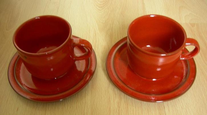 Set van 2 rode kop en schotels. Nieuw. Hoogte kop ca. 7,2 cm, Huis en Inrichting, Keuken | Servies, Nieuw, Kop(pen) en/of Schotel(s)