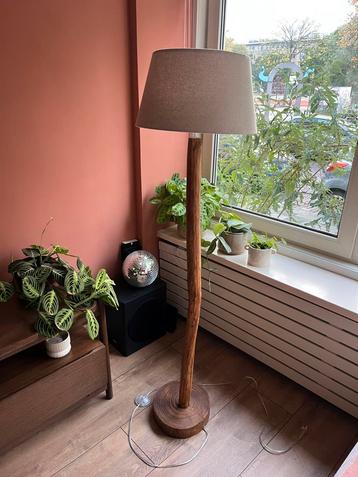 Staande houten lamp met linnen lampenkap beschikbaar voor biedingen