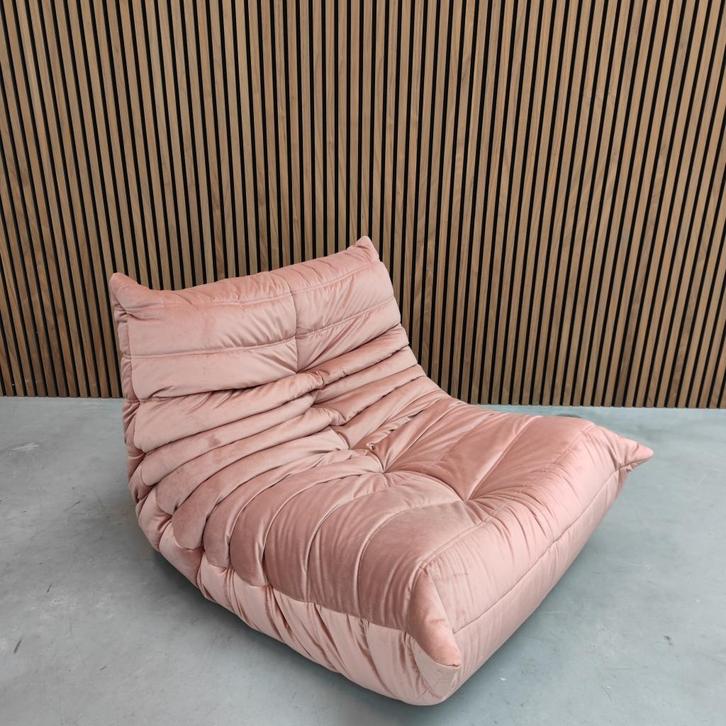 Ligne Roset togo - eenzits roze Velours, Antiek en Kunst, Antiek | Meubels | Stoelen en Banken, Ophalen of Verzenden