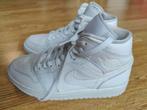 Witte Air Jordan 1 Mid - maat 39 - Zo goed als nieuw!, Kleding | Heren, Schoenen, Wit, Nike, Ophalen of Verzenden, Sneakers of Gympen