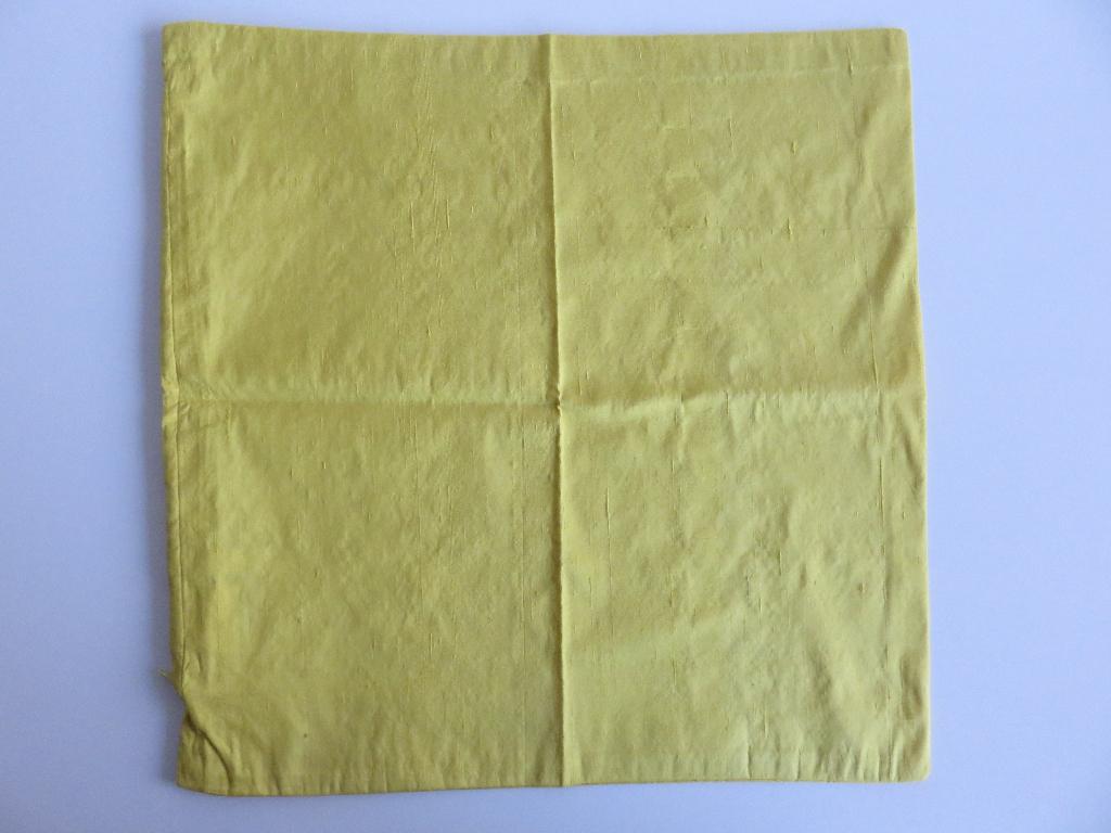 De Bijenkorf Echte zijden gele kussenhoes, Ophalen of Verzenden, Nieuw, Geel, Vierkant