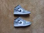 Air Jordan 1 Mid Light Smoke Grey, Kleding | Heren, Schoenen, Overige kleuren, Ophalen of Verzenden, Sneakers of Gympen, Zo goed als nieuw