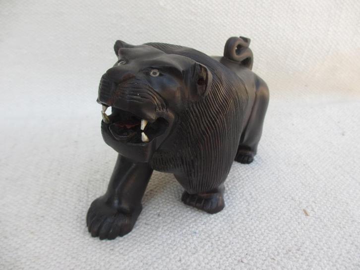 Afrikaans houtsnijwerk ebbenhouten leeuw en beeld man, Antiek en Kunst, Kunst | Beelden en Houtsnijwerken, Ophalen of Verzenden