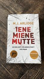M.J. Arlidge - Iene Miene Mutte, Ophalen of Verzenden, Zo goed als nieuw, Nederland, M.J. Arlidge