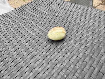 Decoratief natuurstenen ei beschikbaar voor biedingen