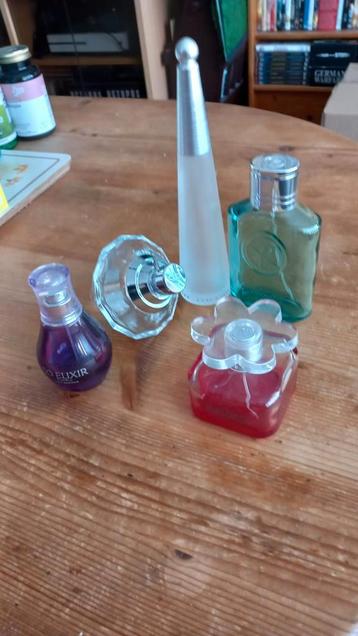 Lege parfumflessen .
Voor decoratie. beschikbaar voor biedingen