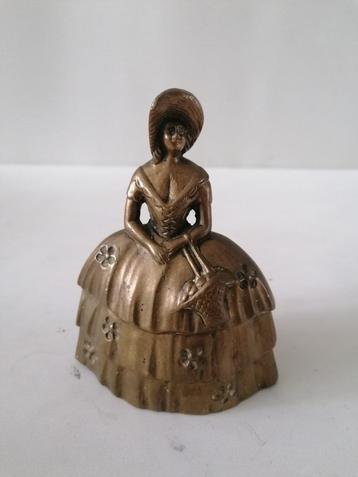 vintage koperen tafelbel in model van 18e eeuwse dame  beschikbaar voor biedingen
