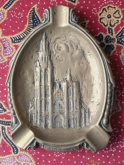 Mooie antieke asbak uit Frankrijk met een kathedraal 13,3 cm, Antiek en Kunst, Antiek | Koper en Brons, Brons, Ophalen of Verzenden