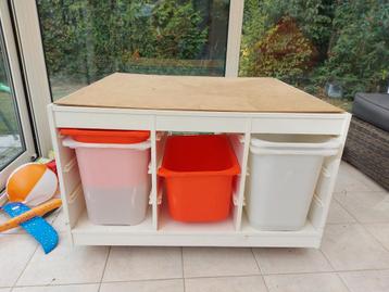 Speeltafel met opbergbakken beschikbaar voor biedingen