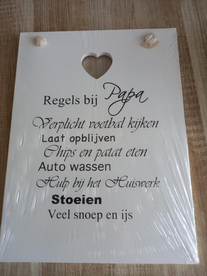 Nieuw! wit tekst bord - regels bij papa, Huis en Inrichting, Woonaccessoires | Tekstborden en Spreuken, Nieuw, Ophalen of Verzenden
