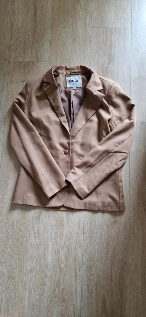 Glimmend camel bruin jasje.blazer.colbertje van Only maat 36, Kleding | Dames, Jasjes, Kostuums en Pakken, Zo goed als nieuw, Jasje
