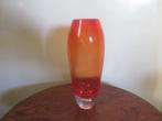 Vaas Kosta Boda rood en helder glas, Ophalen of Verzenden, Minder dan 50 cm, Rood, Glas