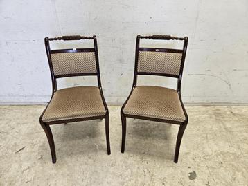 Set van 2 antieke eetkamerstoelen, met houten handvat beschikbaar voor biedingen
