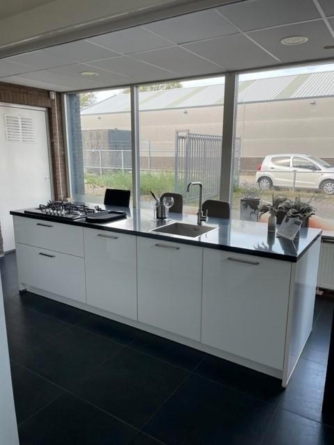 Showroomkeuken hoogglans wit inclusief kookeiland € 3950,-, Huis en Inrichting, Keuken | Complete keukens, Zo goed als nieuw, Overige typen