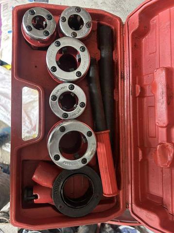 Pijpsnijset 3/8”–2” met ratel en 7 snijkoppen beschikbaar voor biedingen