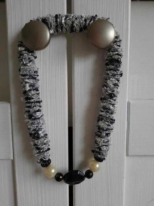 Sjieke Korte Zwarte Zilverkleur Halsketting, Sieraden, Tassen en Uiterlijk, Kettingen, Zo goed als nieuw, Overige materialen, Zwart