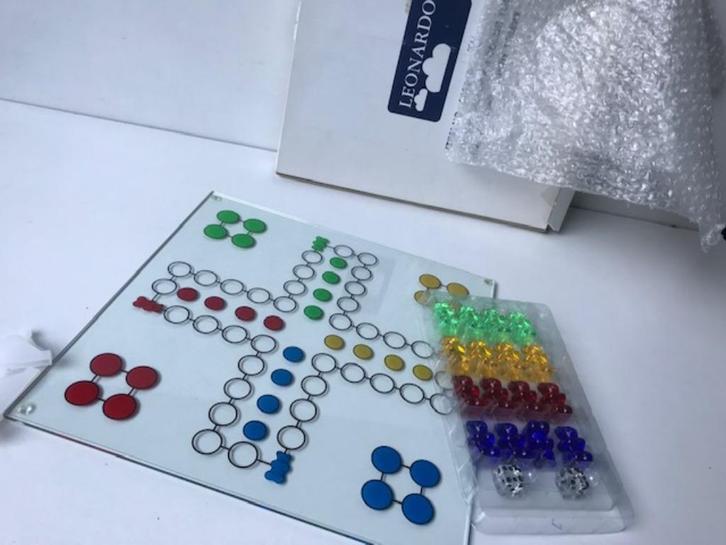 Glazen  mens erger je niet van Leonardo, Hobby en Vrije tijd, Gezelschapsspellen | Bordspellen, Zo goed als nieuw, Een of twee spelers