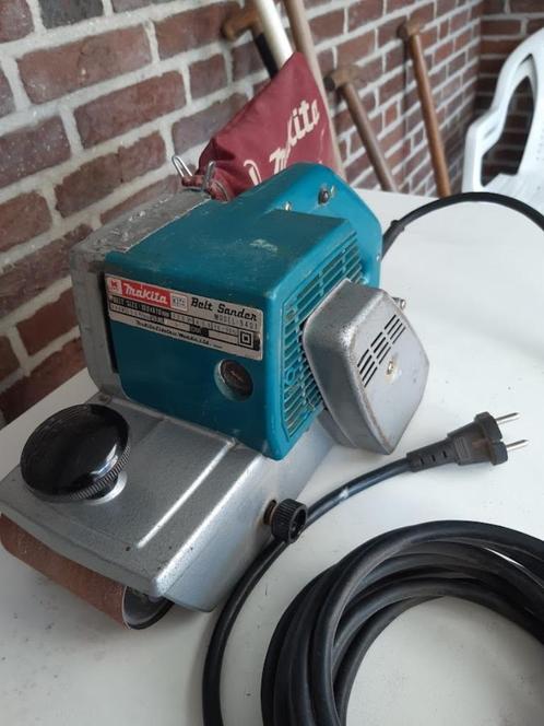 Makita band schuurmachine met vastzet standaard, Doe-het-zelf en Verbouw, Gereedschap | Schuurmachines, Gebruikt, Bandschuurmachine