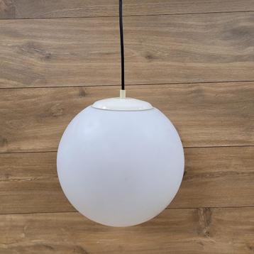 Vintage hanglamp witte bol van melkglas, jaren 60. beschikbaar voor biedingen