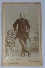 CDV militair met korte sabel fotograaf de Jong Leeuwarden, Verzamelen, Ophalen of Verzenden, Landmacht, Nederland, Foto of Poster
