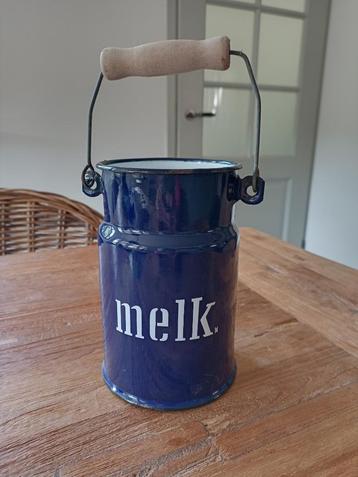 blauwe emaille melkkan met opschrift beschikbaar voor biedingen